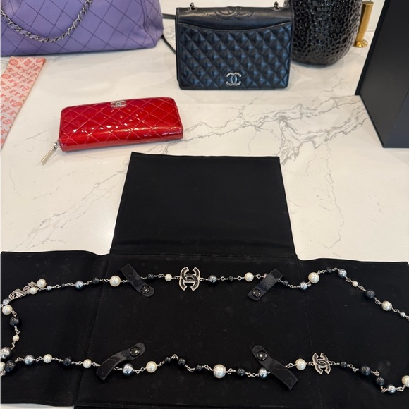 CHANEL Pearl and Silver Earrings - Picture 13 of 17